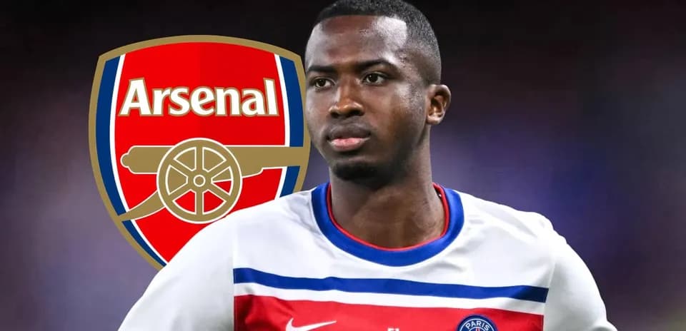 Player in PSG kit with Arsenal logo background