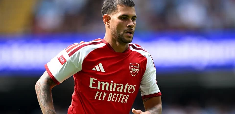 Player in Arsenal jersey running on the pitch