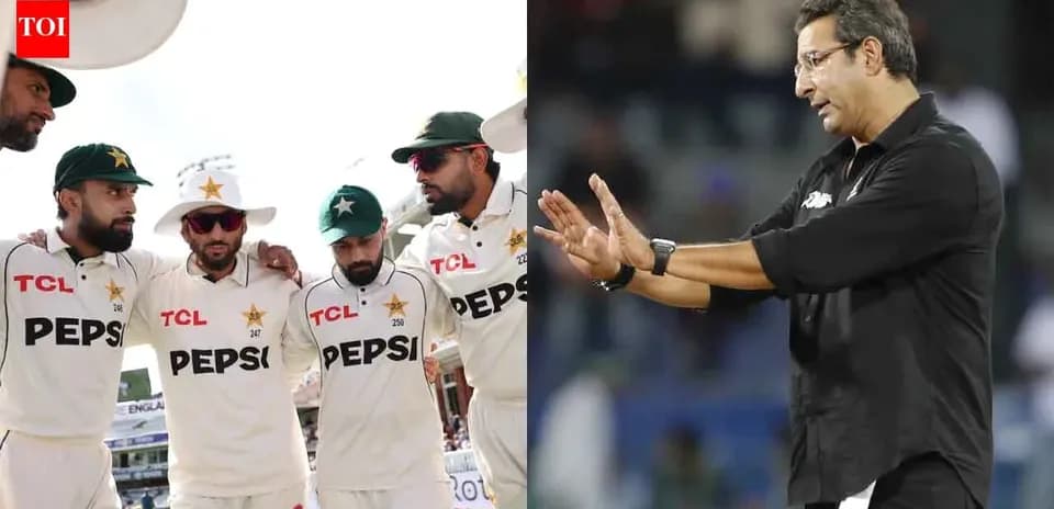 Pakistan cricket team huddled, coach giving instructions