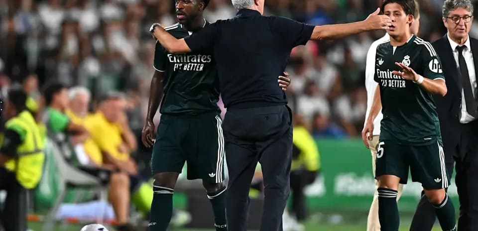 Coach speaking to players during match substitution