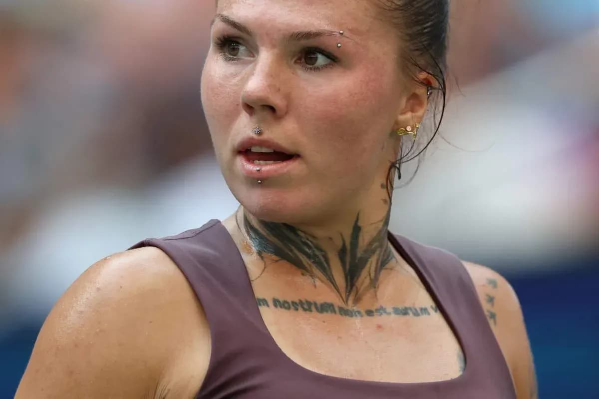 Athlete with tattoos during a sporting event
