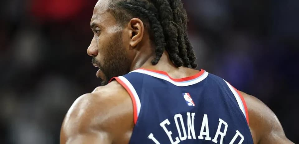 Player wearing jersey with 'LEONARD' on back