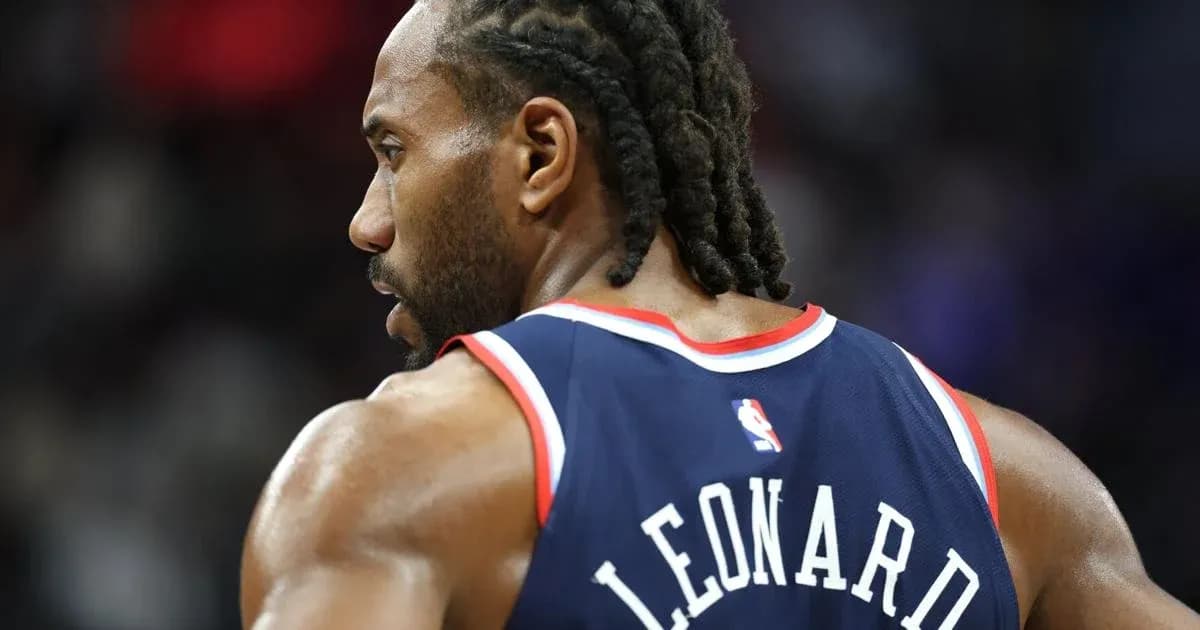 Player wearing jersey with 'LEONARD' on back