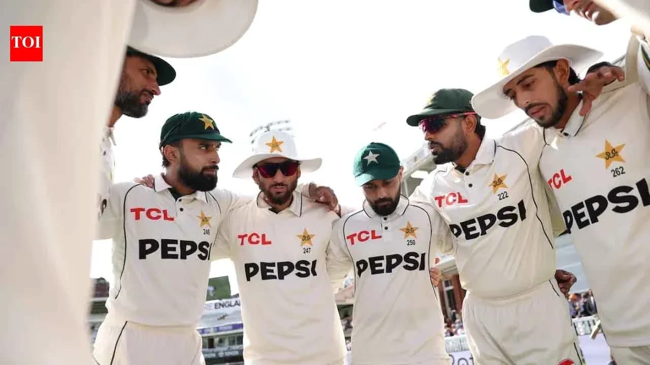 Pakistan cricket team huddled before the match