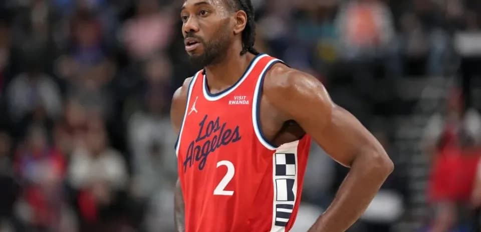 Kawhi Leonard wearing Los Angeles jersey during game