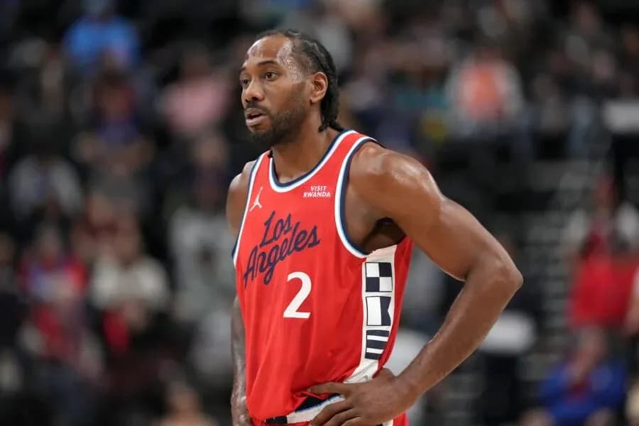 Kawhi Leonard wearing Los Angeles jersey during game