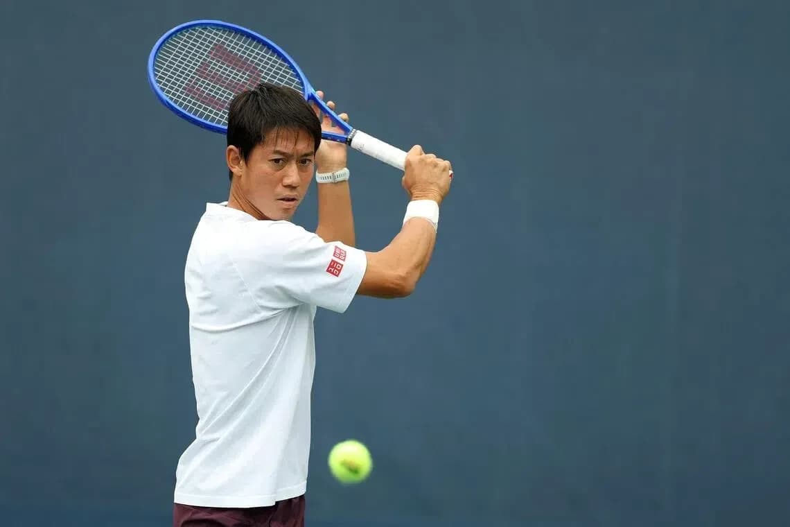 Tennis player preparing to hit a forehand shot