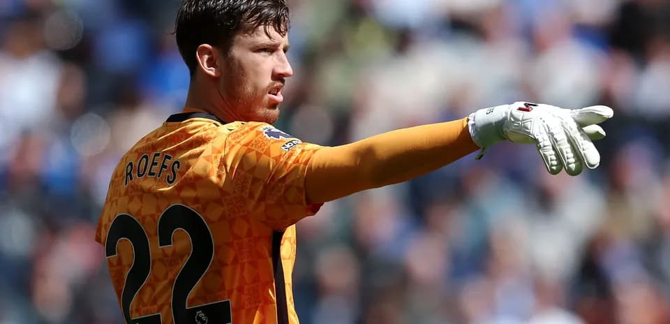 Goalkeeper signaling during a match