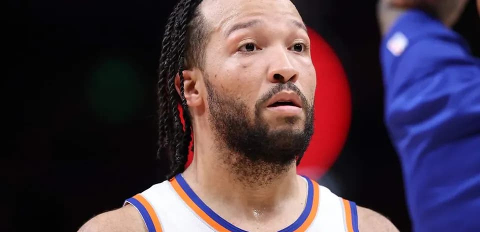 Player in Knicks jersey during game action