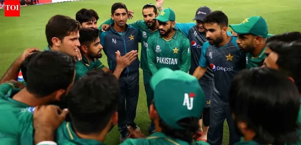 Pakistan cricket team huddled for strategy discussion