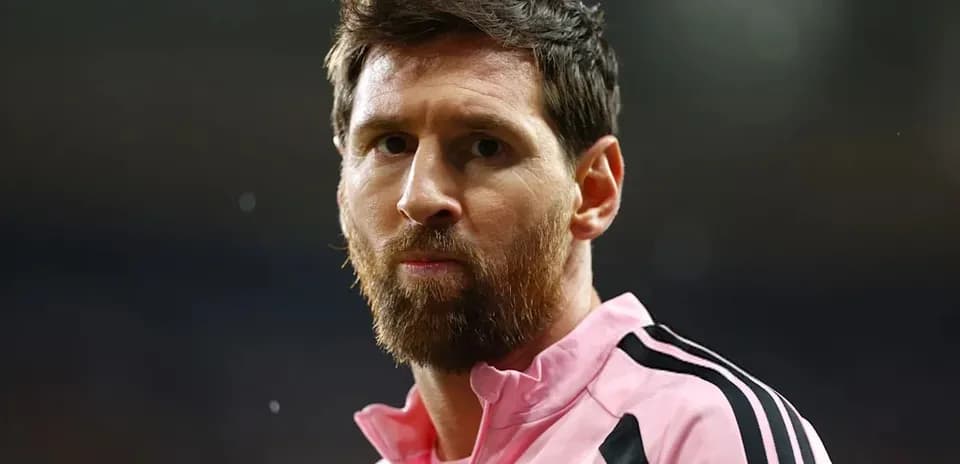 Player in pink jersey during match preparation