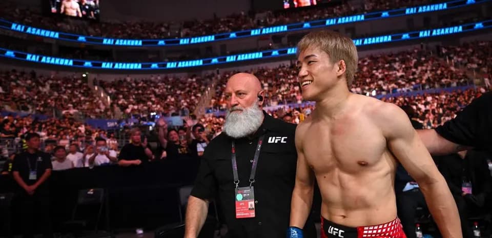 Kai Asakura entering the arena with staff