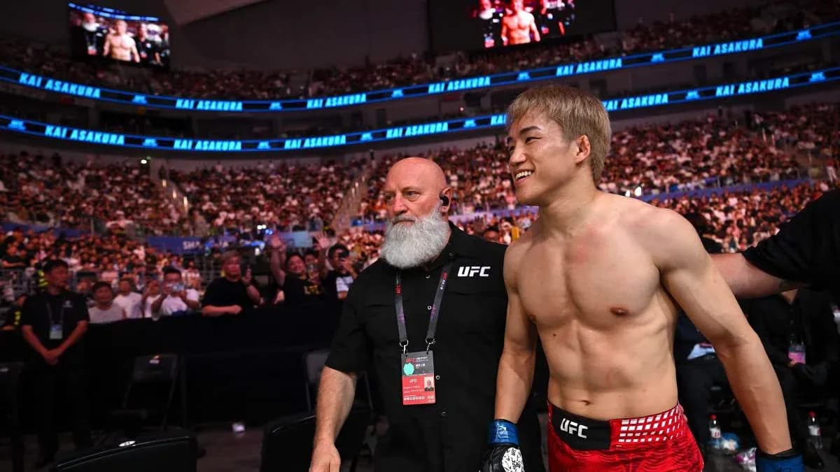 Kai Asakura entering the arena with staff