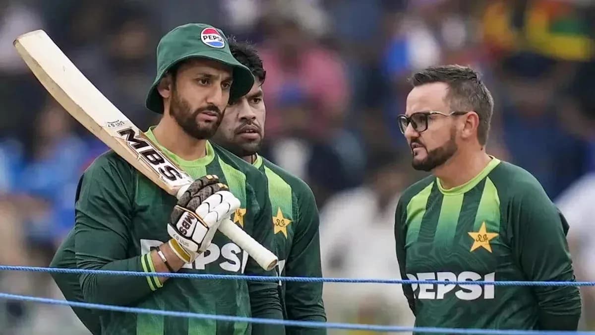 Pakistani cricketers discussing strategy before match