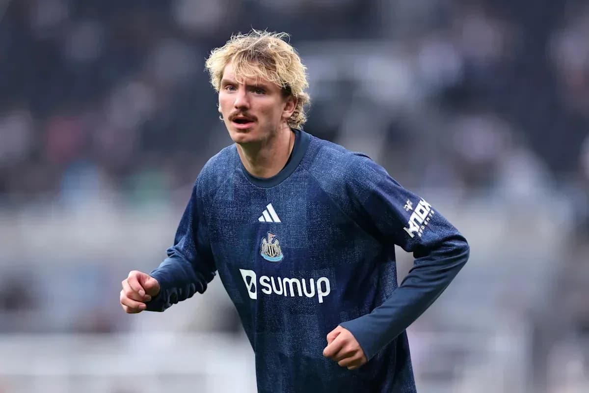 Player warming up in Newcastle training gear