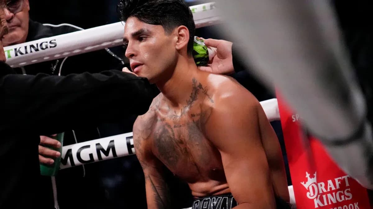 Boxer receiving water and support in corner