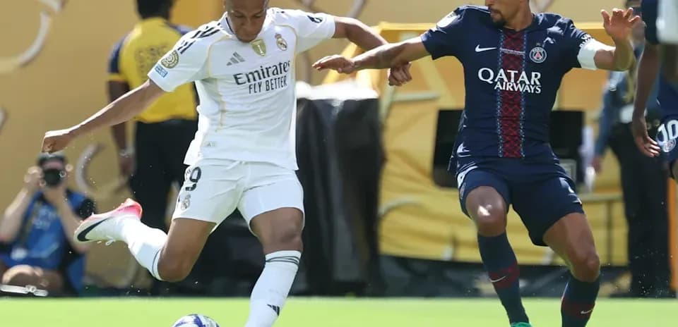 Player from Real Madrid dribbling past PSG defender