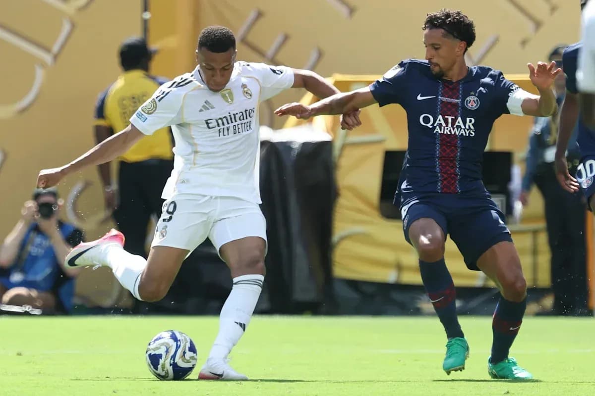 Player from Real Madrid dribbling past PSG defender