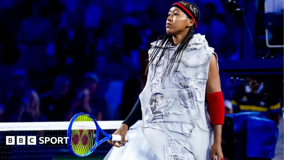 Naomi Osaka walking onto the court with tennis racket