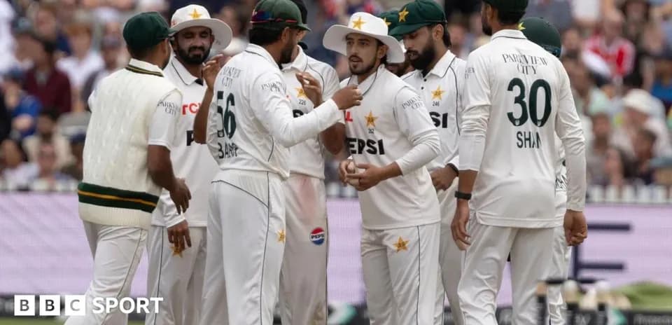 Pakistan cricket team celebrating a wicket on field