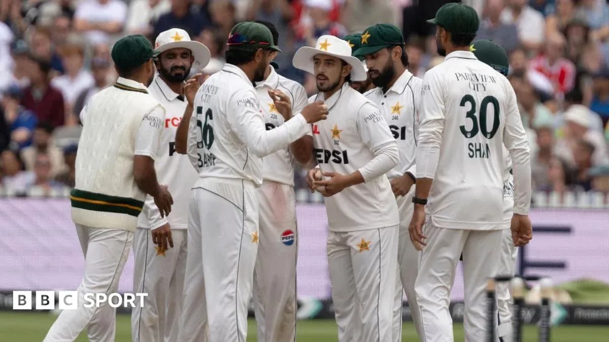 Pakistan cricket team celebrating a wicket on field