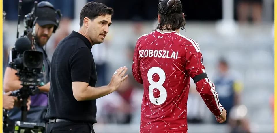 Manager speaking to player Szoboszlai on field