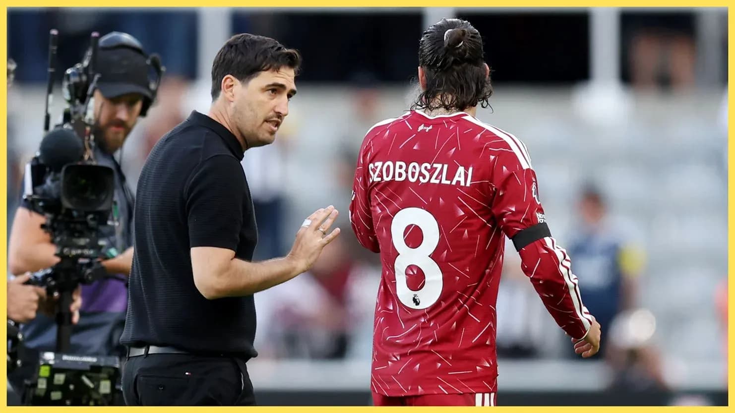 Manager speaking to player Szoboszlai on field