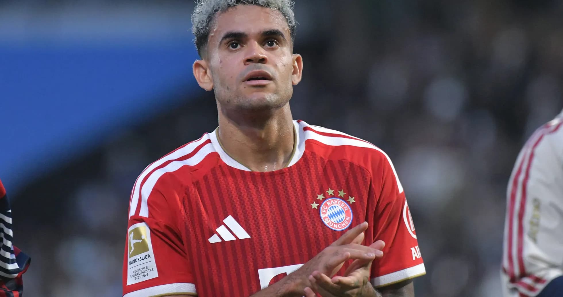 Player in Bayern Munich jersey clapping hands