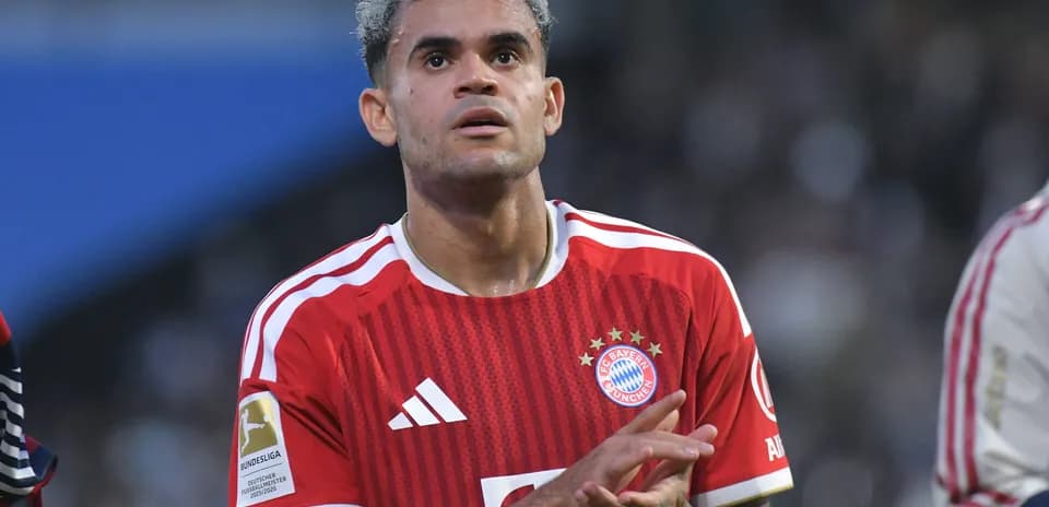 Player in Bayern Munich jersey clapping hands