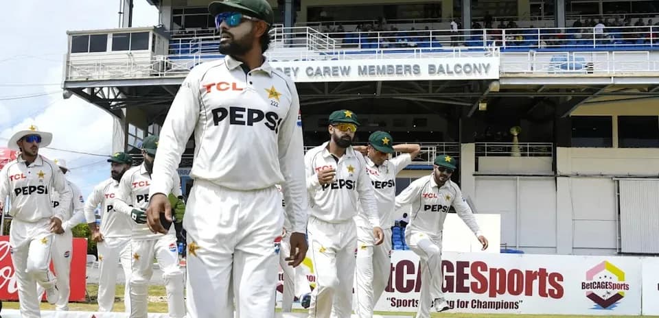 Pakistan cricket team walking onto the field