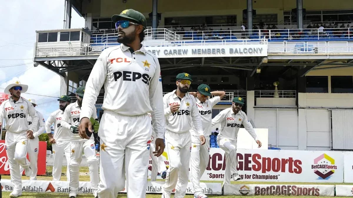 Pakistan cricket team walking onto the field