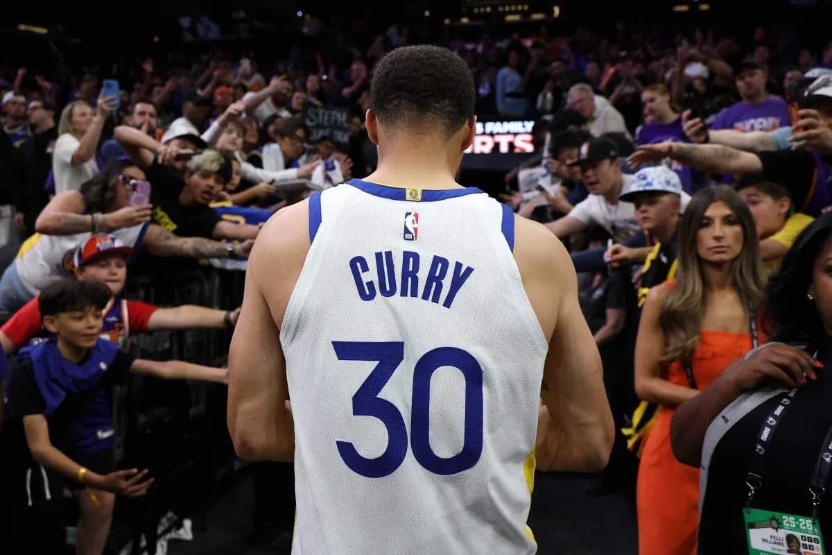 Stephen Curry walking towards fans after game