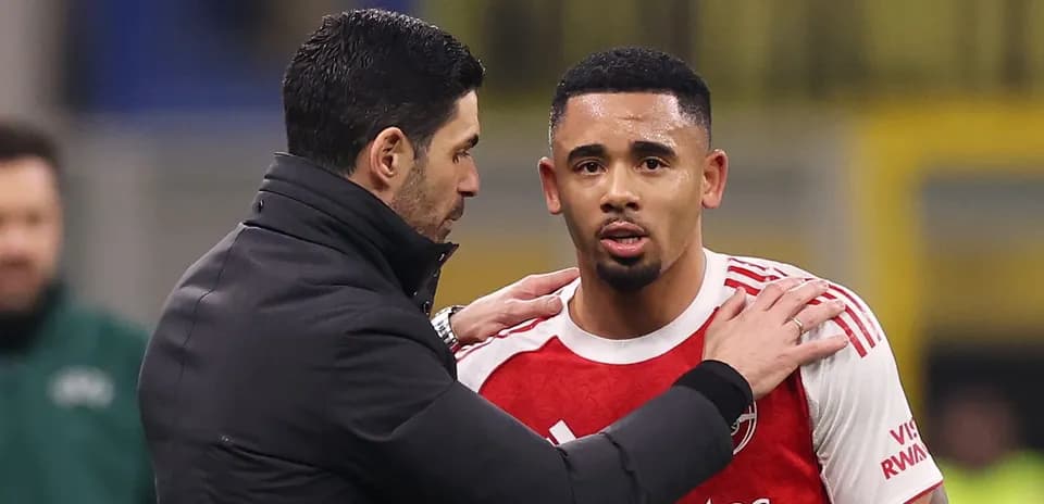 Manager speaking to player during match substitution