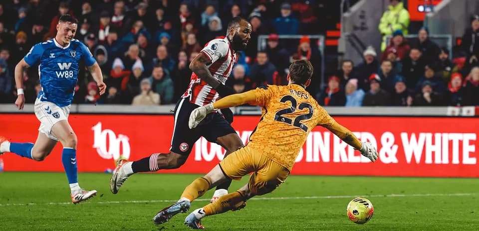 Brentford player attacking against Sunderland goalkeeper