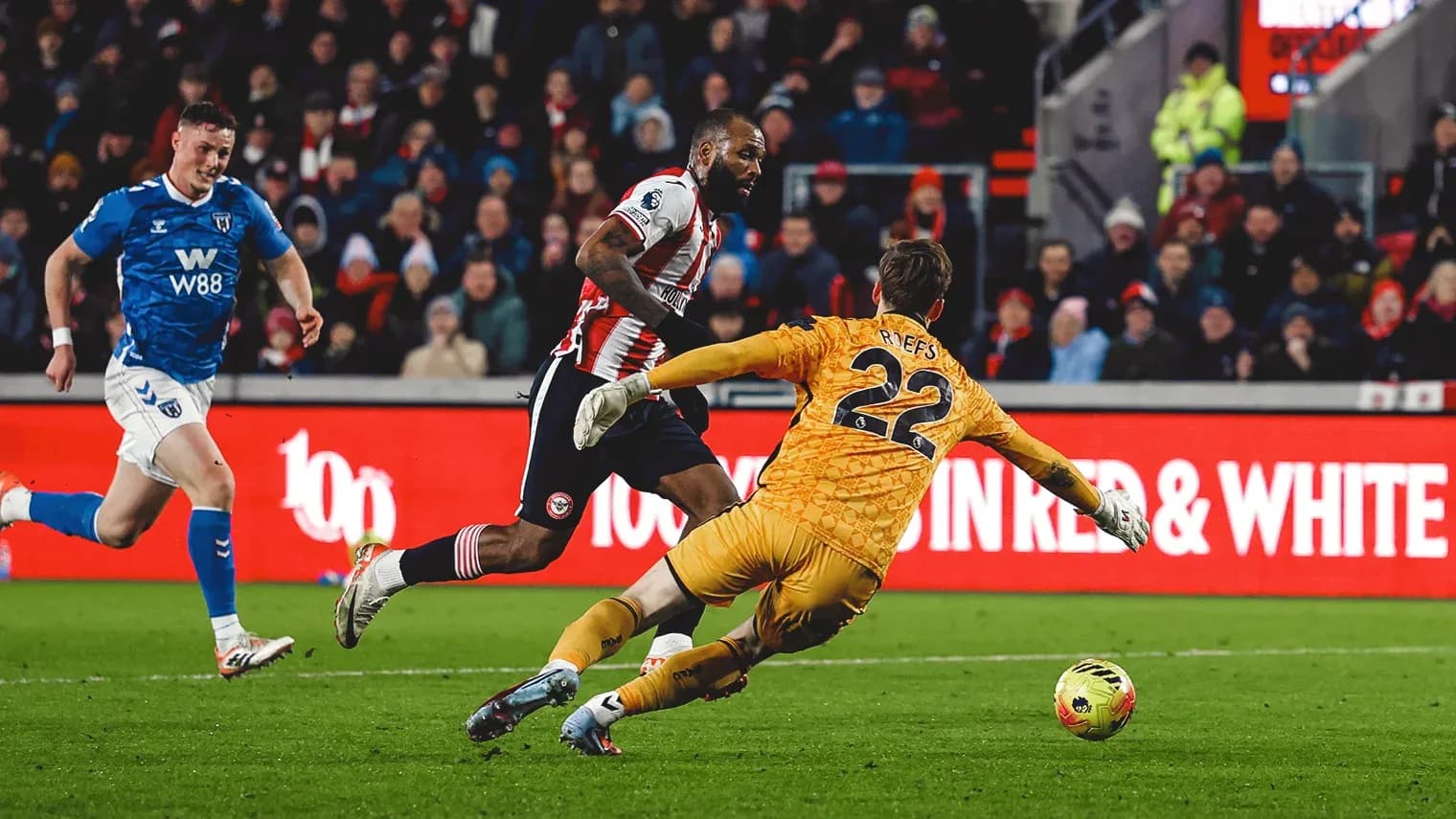Brentford player attacking against Sunderland goalkeeper