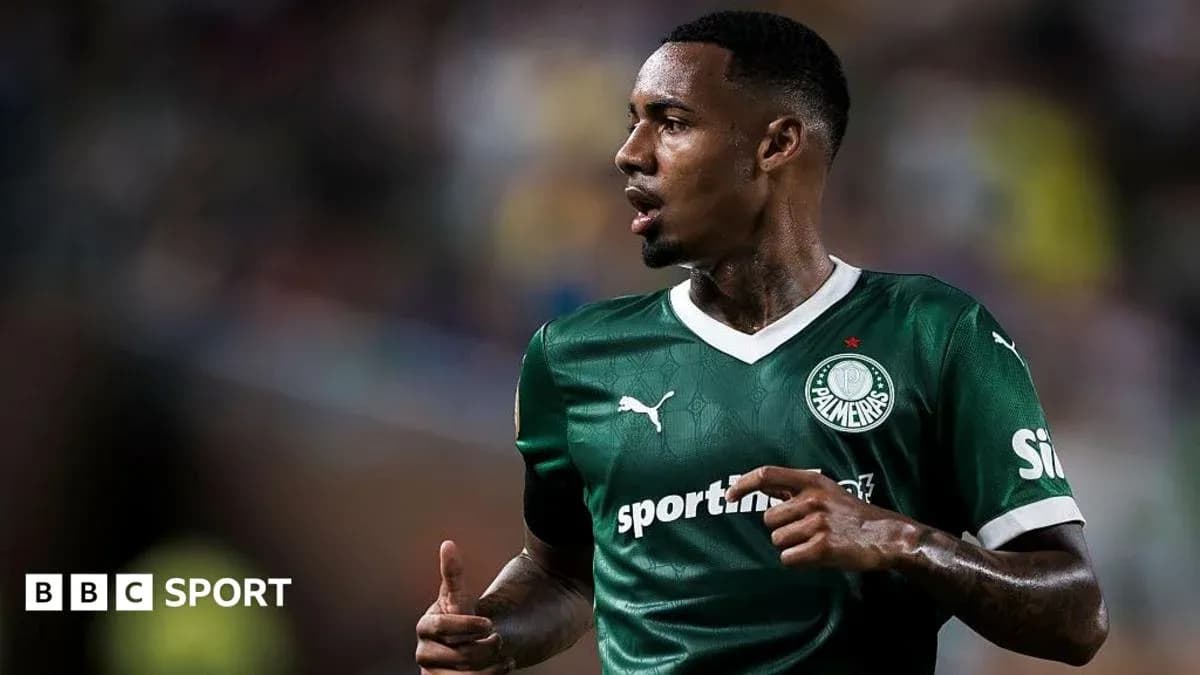 Palmeiras player gesturing during a match