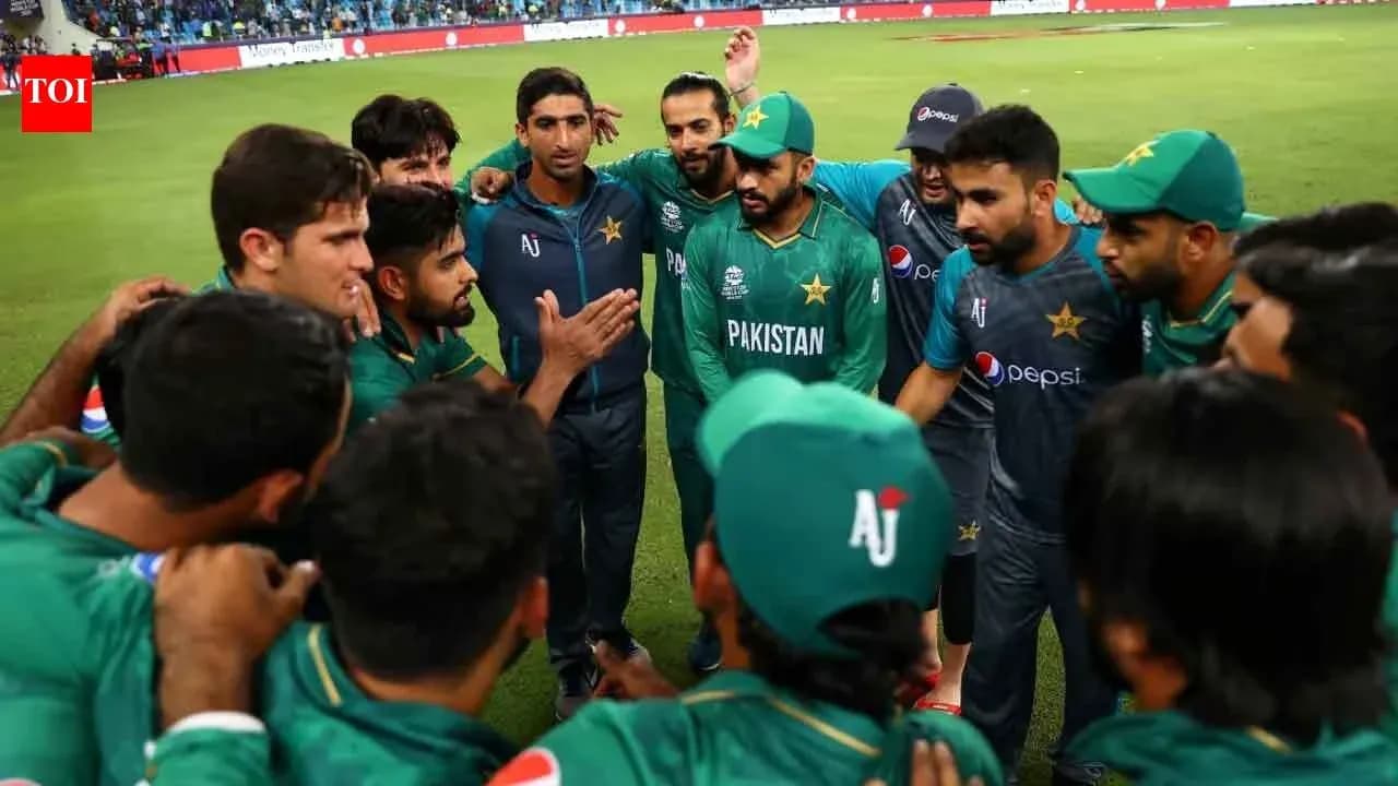 Pakistan cricket team huddled for strategy discussion Pakistan cricket team huddled for strategy discussion